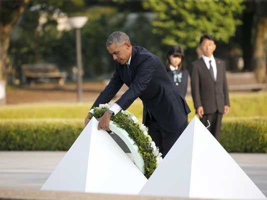 Ngày 27/5/2016, dsau khi kết thúc Hội nghị Thượng đỉnh G7, Tổng thống Obama đã tới thăm thành phố  Hiroshima và đặt vòng hoa tưởng nhớ các nạn nhân trong vụ thảm kịch hạt nhân do Quân đội Mỹ thả xuống hồi năm 1945. Ảnh trên chụp tại Công viên Tưởng niệm Hòa bình Hiroshima.